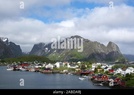 Reine ist ein Fischerdorf auf den Lofoten, Norwegen. Stockfoto