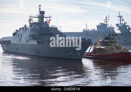 191119-N-JS 726-0017 JACKSONVILLE, Fla. (Nov. 26, 2019) Die neueste Littoral Combat Ship, die Freiheit - Variante USS Indianapolis (LCS 17), erreicht die Naval Station Mayport. Indianapolis offiziell die Flotte am 26. Oktober, wenn es in Burns Harbor, Ind Homeported in Mayport, Fla. beauftragt, als 19 Littoral Combat Ship der Marine und der 9. Freiheit Variante, USS Indianapolis wurde für den Betrieb in der Nähe von Umgebungen konzipiert - Ufer nicht in der Lage, offene Ozean Betrieb, zu besiegen, asymmetrische "anti-access" Bedrohungen wie Minen, ruhig Diesel-U-Boote und schnelle Oberfläche Handwerk. (US Navy Foto von Chi Stockfoto