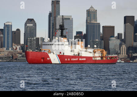 WAGB USCGC Polar Star (10) Transite Elliott Bay mit Blick auf die Skyline von Seattle, Washington, im Hintergrund am November 26, 2019. Der Cutter ist geplant mit Eis brechen in McMurdo Sound in der Nähe der Antarktis während des Betriebs Deep Freeze 2020 zu unterstützen. (U.S. Coast Guard Foto von Petty Officer 2nd class Steve Strohmaier) Stockfoto