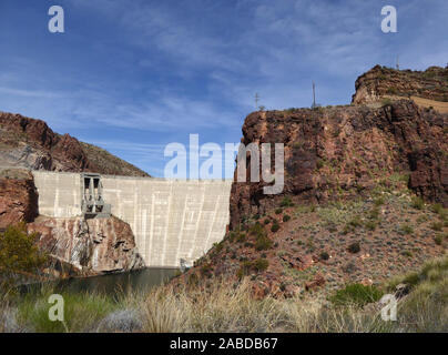 Der Theodore Roosevelt Dam, Arizona, USA, ist ein Staudamm, der den Salt River und Tonto Creek Staudt. Stockfoto