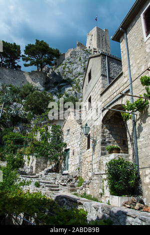 Die Stadt Omis Balatonfüred im Süden Kroatiens an der Mündung der Cetina ins Adriatische Meer und Technologie zu Dalmatien. Stockfoto