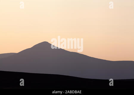 Berglandschaft im August. Am späten Abend, Nightfall. Stockfoto