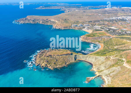 Gnejna und Ghajn Tuffieha Bay auf der Insel Malta. Luftbild von der Höhe der coastlinescenic sliffs nahe dem Mittelmeer Türkis, Wasser, Meer Stockfoto