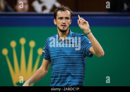 Daniil Medwedew Russlands wird die Kugel gegen Stefanos Tsitsipas Griechenlands im Halbfinale von 2019 Rolex Shanghai Masters in Schanghai, China, Stockfoto