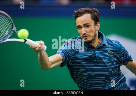 Daniil Medwedew Russlands wird die Kugel gegen Stefanos Tsitsipas Griechenlands im Halbfinale von 2019 Rolex Shanghai Masters in Schanghai, China, Stockfoto