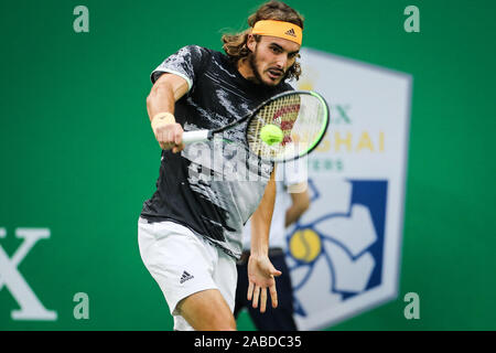 Stefanos Tsitsipas Griechenlands wird die Kugel gegen Daniil Medwedew in Russland während des Halbfinales 2019 Rolex Shanghai Masters in Schanghai, China, Stockfoto