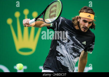 Stefanos Tsitsipas Griechenlands wird die Kugel gegen Daniil Medwedew in Russland während des Halbfinales 2019 Rolex Shanghai Masters in Schanghai, China, Stockfoto