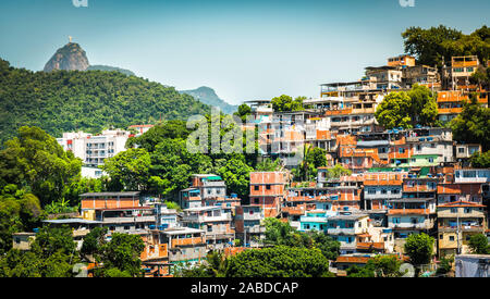 Christus betrachten Favela (Elendsviertel) in Rio de Janeiro, Brasilien Stockfoto