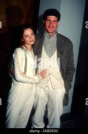 Beverly Hills, Kalifornien, USA, 16. März 1995 Schauspielerin Gabrielle Anwar und Schauspieler Craig Sheffer besuchen das Screening von der HBO Film" In der Verfolgung der Ehre' am 16. März 1995 an die WGA-Theater in Beverly Hills, Kalifornien, USA. Foto von Barry King/Alamy Stock Foto Stockfoto