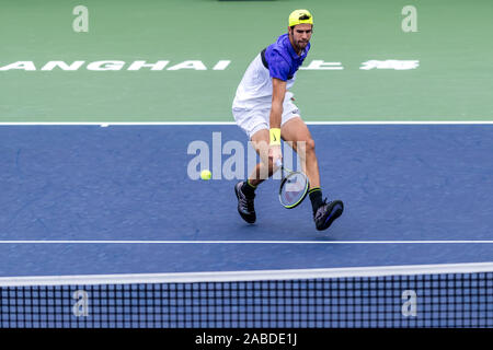 Russische Tennisprofi Karen Khachanov konkurriert gegen amerikanische Tennisspieler Taylor Fritz in der zweiten Runde der 2019 R Stockfoto