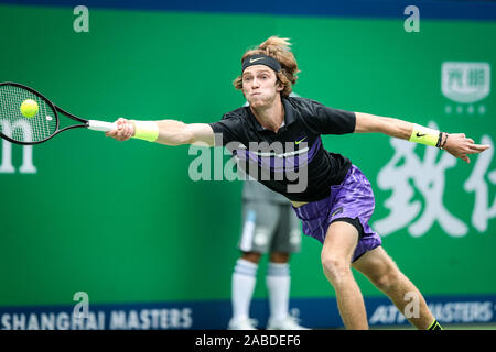 Russische Tennisprofi Andrej Rublev konkurriert gegen Kroatische Tennisspieler Borna Coric während der ersten Runde von 2019 Rolex Stockfoto