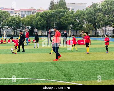 Emeritierte brasilianische Fußballer Giovane Elber, der als Stürmer für Bayern München, Mitte gespielt und interagiert mit Studenten an der Grundschule angeschlossen Stockfoto