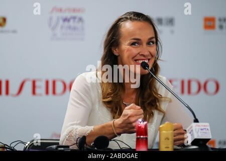 Schweizer ehemalige professionelle Tennisspielerin Martina Hingis erscheint auf einer Pressekonferenz ab und beantwortet Fragen der Presse während 2019 WTA-Finale in gehalten Stockfoto