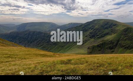 Mit riggindale Riggindale Crag & rauhe Felsen und Harter fiel (778 m links) & Gatescarth Pass (ganz links) von Kidsty Hecht, Haweswater, Cumbria gesehen Stockfoto