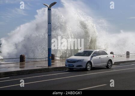 Riesige Wellen, die durch leistungsfähige kalte Luft verursacht Beat das Ufer in Yantai, Provinz Shandong, China vom 14. Oktober 2019. *** Local Caption *** fachaoshi Stockfoto