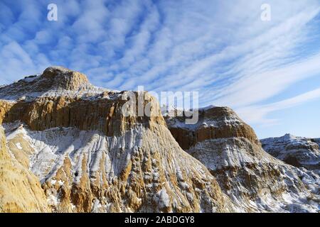 Fuhai. 26 Nov, 2019. Foto auf November 26, 2019 zeigt die Landschaft eines malerischen Ort von Ulunggur See in Fuhai County im Nordwesten Chinas Autonomen Region Xinjiang Uygur genommen. Berühmt für seine einzigartige Yardang Relief und Wasser Landschaft, den malerischen Ort von Ulunggur See in Fuhai Grafschaft hat viele Besucher angezogen. Credit: Sadat/Xinhua/Alamy leben Nachrichten Stockfoto