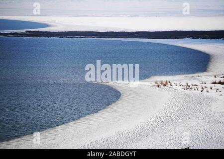 Fuhai. 26 Nov, 2019. Foto auf November 26, 2019 zeigt die Landschaft eines malerischen Ort von Ulunggur See in Fuhai County im Nordwesten Chinas Autonomen Region Xinjiang Uygur genommen. Berühmt für seine einzigartige Yardang Relief und Wasser Landschaft, den malerischen Ort von Ulunggur See in Fuhai Grafschaft hat viele Besucher angezogen. Credit: Sadat/Xinhua/Alamy leben Nachrichten Stockfoto