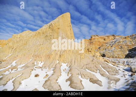 Fuhai. 26 Nov, 2019. Foto auf November 26, 2019 zeigt die Landschaft eines malerischen Ort von Ulunggur See in Fuhai County im Nordwesten Chinas Autonomen Region Xinjiang Uygur genommen. Berühmt für seine einzigartige Yardang Relief und Wasser Landschaft, den malerischen Ort von Ulunggur See in Fuhai Grafschaft hat viele Besucher angezogen. Credit: Sadat/Xinhua/Alamy leben Nachrichten Stockfoto