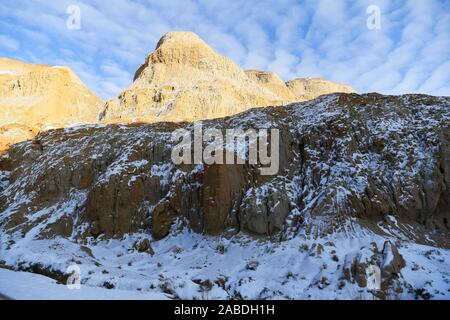 Fuhai. 26 Nov, 2019. Foto auf November 26, 2019 zeigt die Landschaft eines malerischen Ort von Ulunggur See in Fuhai County im Nordwesten Chinas Autonomen Region Xinjiang Uygur genommen. Berühmt für seine einzigartige Yardang Relief und Wasser Landschaft, den malerischen Ort von Ulunggur See in Fuhai Grafschaft hat viele Besucher angezogen. Credit: Sadat/Xinhua/Alamy leben Nachrichten Stockfoto