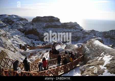 Fuhai. 26 Nov, 2019. Foto auf November 26, 2019 zeigt die Landschaft eines malerischen Ort von Ulunggur See in Fuhai County im Nordwesten Chinas Autonomen Region Xinjiang Uygur genommen. Berühmt für seine einzigartige Yardang Relief und Wasser Landschaft, den malerischen Ort von Ulunggur See in Fuhai Grafschaft hat viele Besucher angezogen. Credit: Sadat/Xinhua/Alamy leben Nachrichten Stockfoto