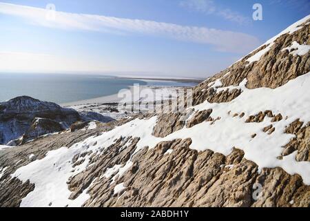 Fuhai. 26 Nov, 2019. Foto auf November 26, 2019 zeigt die Landschaft eines malerischen Ort von Ulunggur See in Fuhai County im Nordwesten Chinas Autonomen Region Xinjiang Uygur genommen. Berühmt für seine einzigartige Yardang Relief und Wasser Landschaft, den malerischen Ort von Ulunggur See in Fuhai Grafschaft hat viele Besucher angezogen. Credit: Sadat/Xinhua/Alamy leben Nachrichten Stockfoto