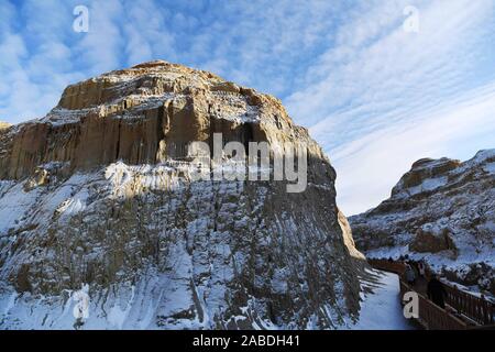 Fuhai. 26 Nov, 2019. Foto auf November 26, 2019 zeigt die Landschaft eines malerischen Ort von Ulunggur See in Fuhai County im Nordwesten Chinas Autonomen Region Xinjiang Uygur genommen. Berühmt für seine einzigartige Yardang Relief und Wasser Landschaft, den malerischen Ort von Ulunggur See in Fuhai Grafschaft hat viele Besucher angezogen. Credit: Sadat/Xinhua/Alamy leben Nachrichten Stockfoto