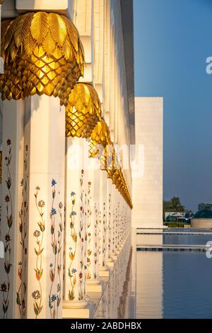 Wunderschöne goldene Säulen entlang der Abu Dhabi Grand Mosque. Stockfoto