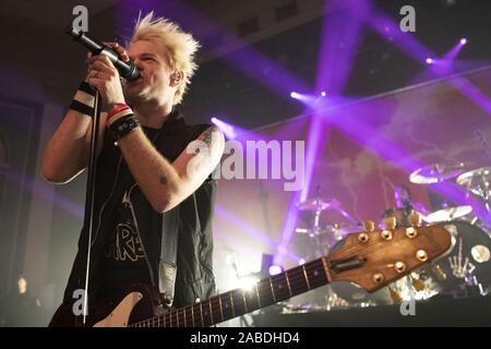 November 27, 2019, Calgary, Alberta, Kanada: Sänger Deryck Whibley von Sum 41 die Band auf der Bühne führt bei ihrem Konzert in Calgary. (Bild: © Baden Roth/ZUMA Draht) Stockfoto