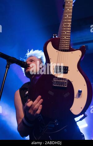 November 27, 2019, Calgary, Alberta, Kanada: Sänger Deryck Whibley von Sum 41 die Band auf der Bühne führt bei ihrem Konzert in Calgary. (Bild: © Baden Roth/ZUMA Draht) Stockfoto