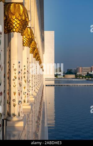 Wunderschöne goldene Säulen entlang der Abu Dhabi Grand Mosque. Stockfoto