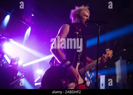 November 27, 2019, Calgary, Alberta, Kanada: Sänger Deryck Whibley von Sum 41 die Band auf der Bühne führt bei ihrem Konzert in Calgary. (Bild: © Baden Roth/ZUMA Draht) Stockfoto