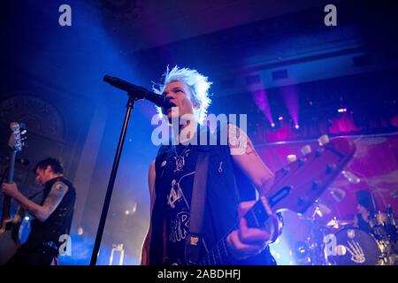 November 27, 2019, Calgary, Alberta, Kanada: Sänger Deryck Whibley von Sum 41 die Band auf der Bühne führt bei ihrem Konzert in Calgary. (Bild: © Baden Roth/ZUMA Draht) Stockfoto