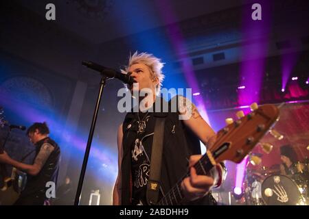 November 27, 2019, Calgary, Alberta, Kanada: Sänger Deryck Whibley von Sum 41 die Band auf der Bühne führt bei ihrem Konzert in Calgary. (Bild: © Baden Roth/ZUMA Draht) Stockfoto