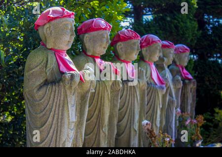 Reihe von Jizo in Nikko, Japan. eine Hütergottheit der Kinder. Stockfoto