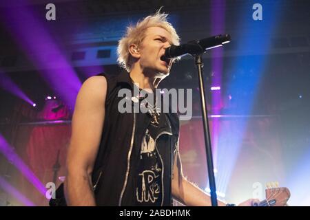 November 27, 2019, Calgary, Alberta, Kanada: Sänger Deryck Whibley von Sum 41 die Band auf der Bühne führt bei ihrem Konzert in Calgary. (Bild: © Baden Roth/ZUMA Draht) Stockfoto