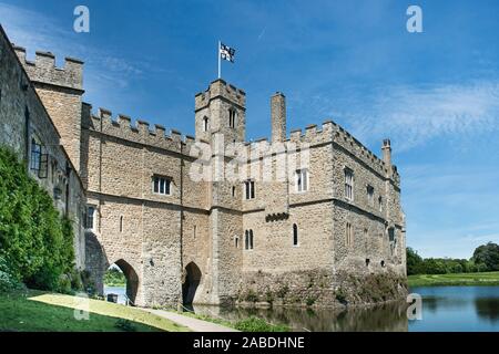 Blick auf die Gloriette und dem Flur Brücke Übergang von der Spaziergang das Schloss Tour am Eingang zum Weinkeller zu beginnen. Leeds Castle. Stockfoto