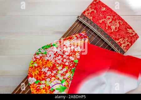 KOTO, Japanische Harfe mit Kimono. Traditionelle japanische Instrument. Stockfoto