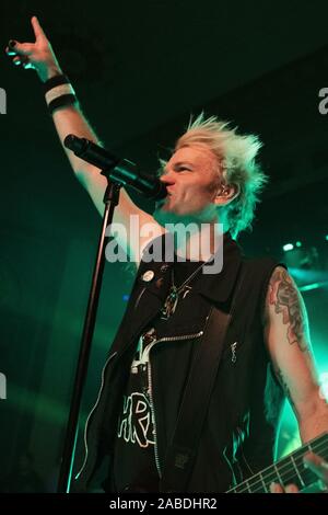 November 27, 2019, Calgary, Alberta, Kanada: Sänger Deryck Whibley von Sum 41 die Band auf der Bühne führt bei ihrem Konzert in Calgary. (Bild: © Baden Roth/ZUMA Draht) Stockfoto