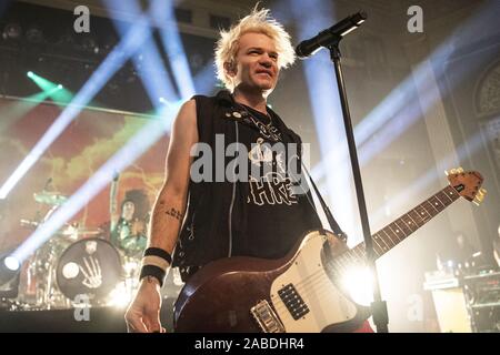 November 27, 2019, Calgary, Alberta, Kanada: Sänger Deryck Whibley von Sum 41 die Band auf der Bühne führt bei ihrem Konzert in Calgary. (Bild: © Baden Roth/ZUMA Draht) Stockfoto