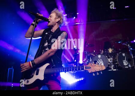 November 27, 2019, Calgary, Alberta, Kanada: Sänger Deryck Whibley von Sum 41 die Band auf der Bühne führt bei ihrem Konzert in Calgary. (Bild: © Baden Roth/ZUMA Draht) Stockfoto