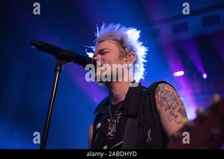 November 27, 2019, Calgary, Alberta, Kanada: Sänger Deryck Whibley von Sum 41 die Band auf der Bühne führt bei ihrem Konzert in Calgary. (Bild: © Baden Roth/ZUMA Draht) Stockfoto