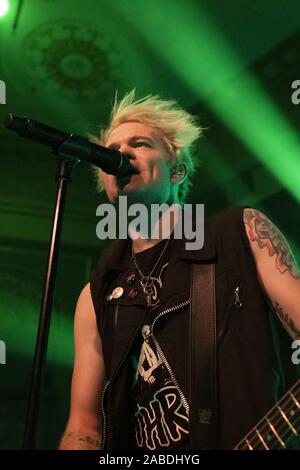 November 27, 2019, Calgary, Alberta, Kanada: Sänger Deryck Whibley von Sum 41 die Band auf der Bühne führt bei ihrem Konzert in Calgary. (Bild: © Baden Roth/ZUMA Draht) Stockfoto