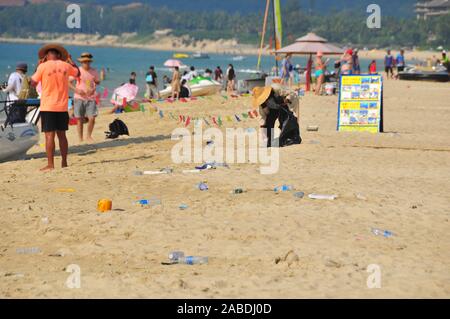 Eine Person nimmt Müll von Touristen in der Nähe der Strand von Yalong Bay Sanya city Links, South China Hainan Provinz, 4. Oktober 2019. Stockfoto