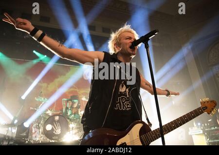 November 27, 2019, Calgary, Alberta, Kanada: Sänger Deryck Whibley von Sum 41 die Band auf der Bühne führt bei ihrem Konzert in Calgary. (Bild: © Baden Roth/ZUMA Draht) Stockfoto