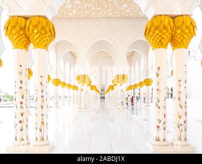 Detail der schönen Torbögen an der Sheikh Zayed Moschee in Abu Dhabi, Vereinigte Arabische Emirate. Stockfoto