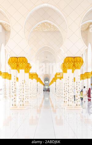 Detail der schönen Torbögen an der Sheikh Zayed Moschee in Abu Dhabi, Vereinigte Arabische Emirate. Stockfoto