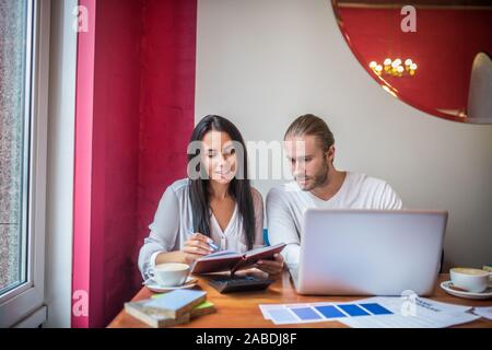 Paar Designer einige Notizen während der Arbeit an Business Plan Stockfoto