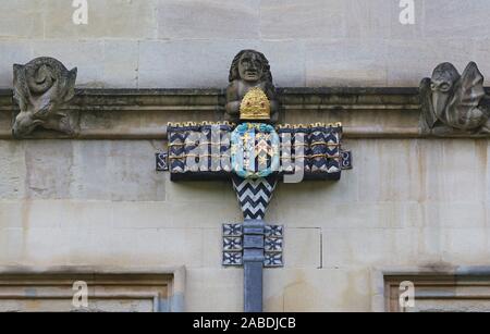 Lackiert Kopf einer führen Abflußrohr für das Regenwasser mit dem Wappen von Erzbischof Laud, den Sie in der Canterbury Kartenblatt, in St John's College Oxford Stockfoto