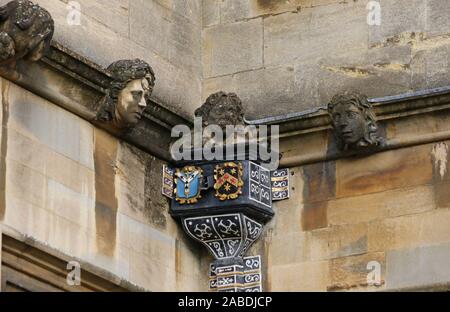 Lackiert Kopf einer führen Abflußrohr für das Regenwasser mit dem Wappen von Erzbischof Laud, den Sie in der Canterbury Kartenblatt, in St John's College Oxford Stockfoto