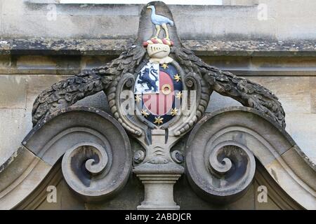 Das Wappen des St John's College Oxford über einer Tür im vorderen Quad ist der Vogel ein Storch und ist Sir Thomas White's Wappen auf einem Kranz und Helm Stockfoto